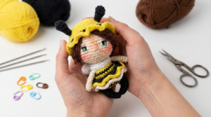 Abeja Muñeca Amigurumi, muñeco de ganchillo en colores amarillo, blanco y negro con textura de algodón para decoración infantil artesanal.