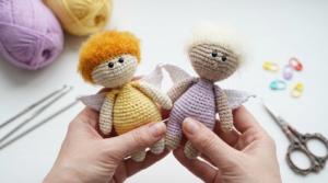 boneca eros amigurumi receita gratis passo a passo e crochê bege com roupa colorida e asas brancas para decoração.