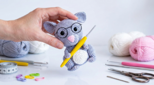 Bonitinho Rato PDF Crochê feito em fios de algodão cinza e rosa com olhos de segurança para presente artesanal infantil