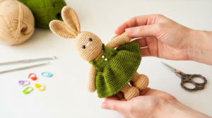 Coelho em um Vestido amigurumi de algodão colorido usado para decoração fofa de quartos infantis e presentes artesanais.