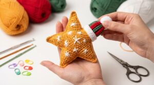 Estrela Natal Amigurumi amarela com gorro vermelho feita em crochê para enfeite charmoso de árvore de Natal artesanal.