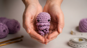 Patrón de medusa amigurumi, muñeca de ganchillo en algodón suave con ojos de seguridad, ideal para decoración de interiores y regalos únicos hechos a mano.