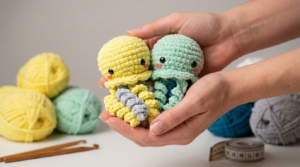 Medusa de crochê em tons pastéis feita em fio de algodão, usada como decoração lúdica em ambiente infantil artesanal.