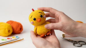 Kate Gallina amigurumi color amarillo con cresta roja para decoración infantil, pieza artesanal de ganchillo.