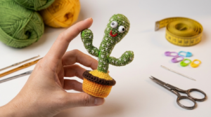 Cacto danzarín amigurumi en color verde con macetero terracota, diseñado para decoración creativa de interiores en crochet.