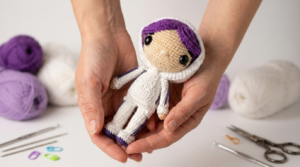 Jungkook Amigurumi, muñeco de ganchillo en colores piel, azul y blanco con textura de algodón perfecto para decoración de fans del k-pop.