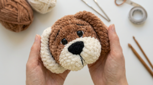 Cachorro amigurumi de crochet, muñeco de ganchillo en color tierra con textura aterciopelada, ideal para decoración infantil personalizada y tierna.