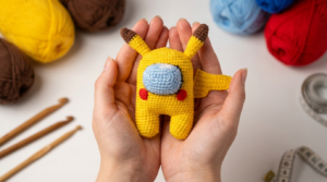 Pikachu Among Us amigurumi amarelo em crochê com viseira azul, peça artesanal de 11cm para decoração temática de games exclusiva.