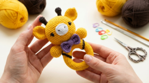 Chocalho de Girafa em Amigurumi bege e marrom em crochê manual para presentear e entreter bebês com segurança total.