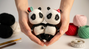 panda amigurumi receita gratis passo a passo, peça de crochê em preto e branco com detalhes coloridos para decoração de festas infantis.