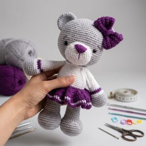 sophia urso amigurumi receita gratis passo a passo, urso de crochê branco com detalhes em roxo, preto e cinza decorativo