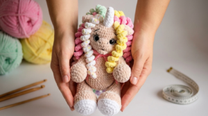 Unicórnio Lali amigurumi branco com crina colorida feito em crochê macio, ideal para decoração infantil ou presente.
