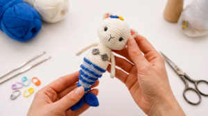 Sereia Gato Amigurumi em tons azul e creme, confeccionado com fios de algodão, ideal para presente decorativo artesanal.