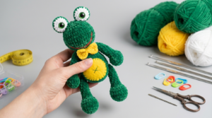 Valery Sapo Amigurumi verde feito em linha de pelúcia para decoração artesanal de quartos infantis fofos.