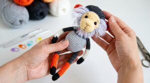 Amigurumi Mono Dauc Langur en tonos gris y negro, hecho en crochê con textura detallada para coleccionistas.