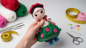 Muñeca Frida Kahlo amigurumi con vestido de colores y flores en su cabeza, tejido en crochet para decoración del hogar.