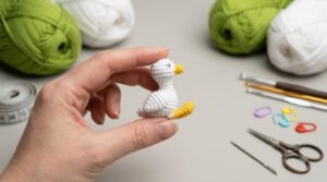 Ganso llavero amigurumi tejido a crochet en color blanco y amarillo para llaves y bolsos