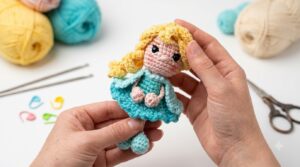 Gato amigurumi tejido a crochet en hilo gris y blanco con ojos de seguridad para decoración.